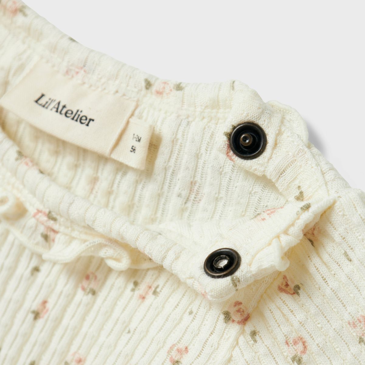 Wat een lief rompertje! Het Lil' Atelier baby hulla hua slim rompertje met lange mouwen in coconut milk is perfect voor het samenstellen van een stijlvolle en comfortabele outfit voor jouw kleintje. VanZus