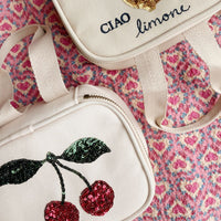De Konges Slojd mini thermo koeltas in de variant cherry is perfect voor het bewaren van de lunch of andere snacks van je kleintje. Deze handige lunchtas is gemaakt van 100% polyester en heeft een isolerende werking. VanZus