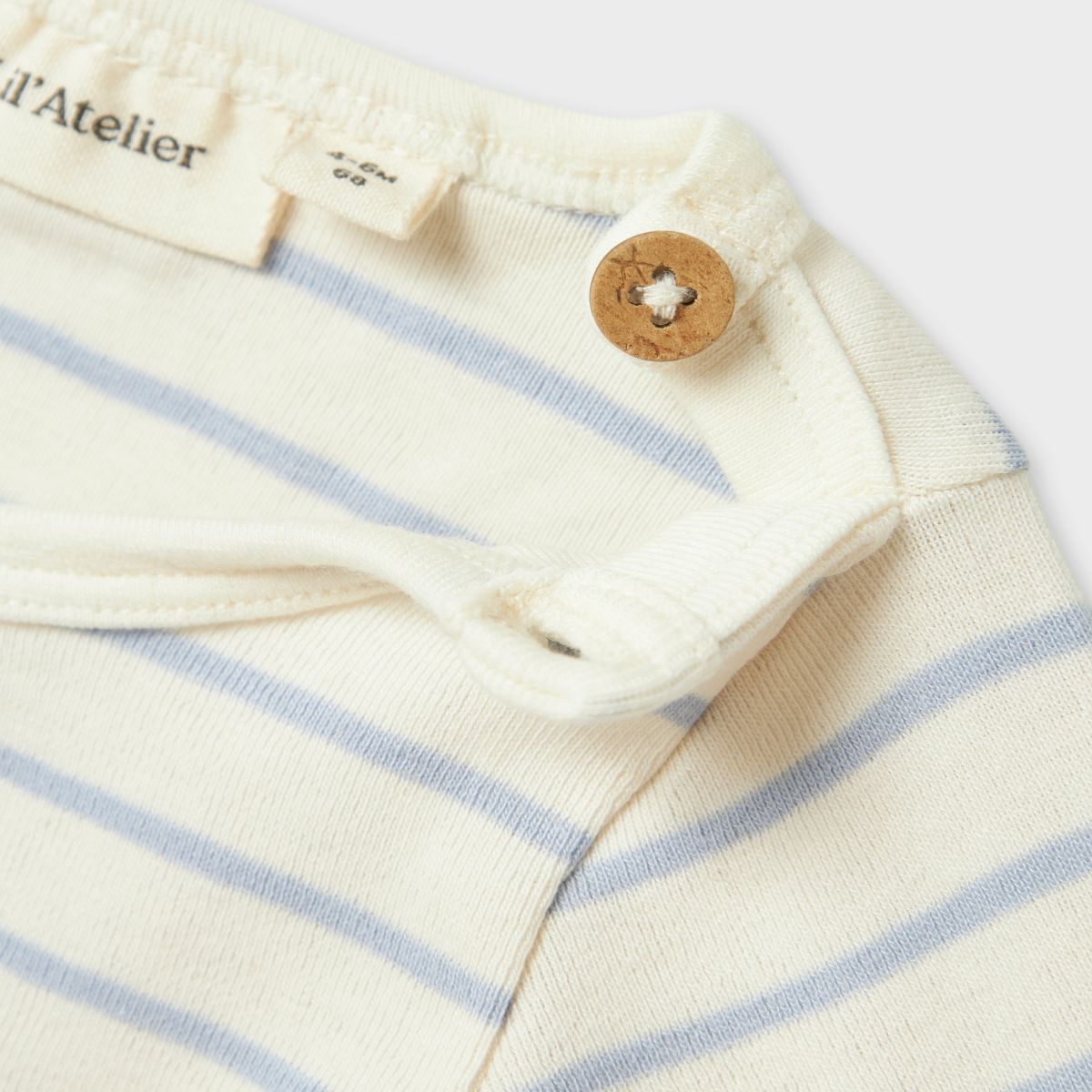 Wat een lief rompertje! Het Lil' Atelier geo anm lange mouwen rompertje in zen blue is perfect voor het samenstellen van een stijlvolle en comfortabele outfit voor jouw kleintje. VanZus