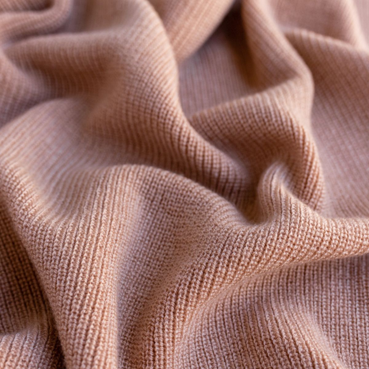Deken felix van Hvid, in rose, biedt warmte en comfort voor je baby met zacht merino lamswol. Ribgebreid, zacht en warm. Een stijlvolle deken. In diverse kleuren. VanZus