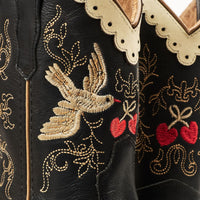 De Copenhagen Colors limited cowboylaarzen black dove black zijn robuuste leren laarzen in klassiek zwart. Het ontwerp heeft een verfijnde afwerking en stevige zool. VanZus