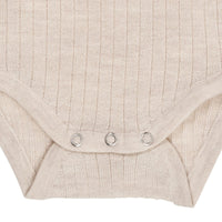 Het Copenhagen Colors merino rib rompertje pale cream melange voelt zacht aan en houdt goed warmte vast. Gemaakt van 100% Merinowol, dus ideaal voor de winter. VanZus