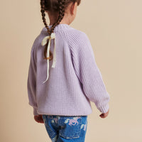 De Copenhagen Colors classic rib trui lavender is een fijne basic in een zachte lila kleur. De ribstructuur geeft de trui extra comfort en bewegingsvrijheid. VanZus