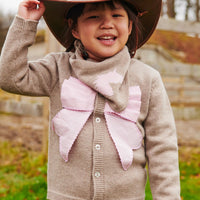 Het Copenhagen Colors cashmere vestje poplin bow sand/lavender is een comfortabel vestje met een verfijnde uitstraling. De beige kleur en de lavendelkleurige strik maken het ontwerp bijzonder. VanZus