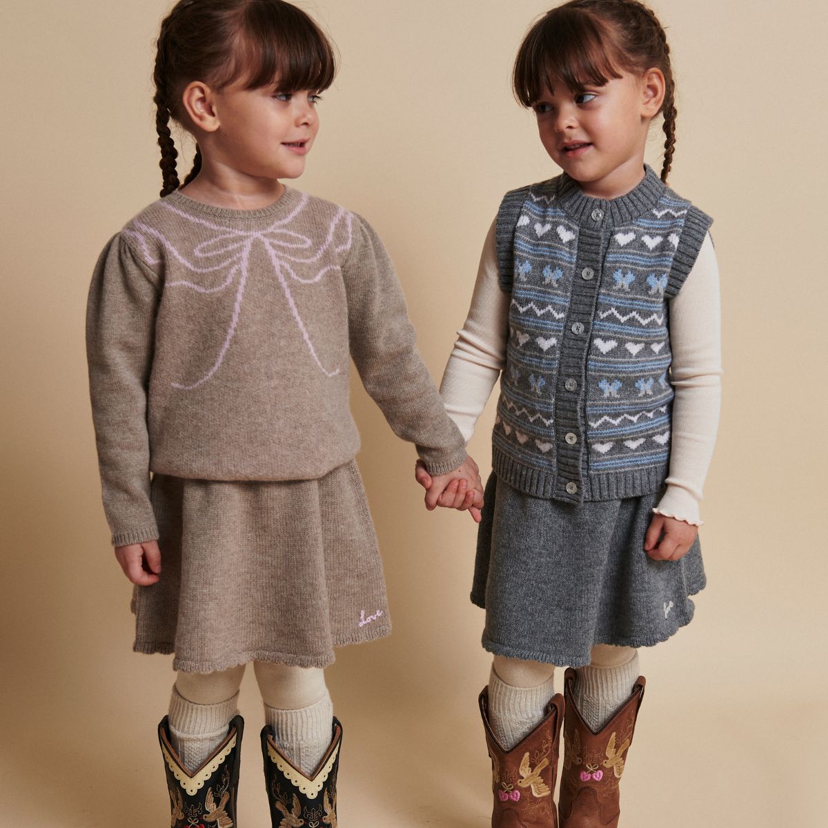 Het Copenhagen Colors cashmere rokje sand melange is een zacht en warm rokje voor de winter. De beige basiskleur wordt speels aangevuld met roze details: ‘love’ op de voorkant, een hartje achterop. VanZus