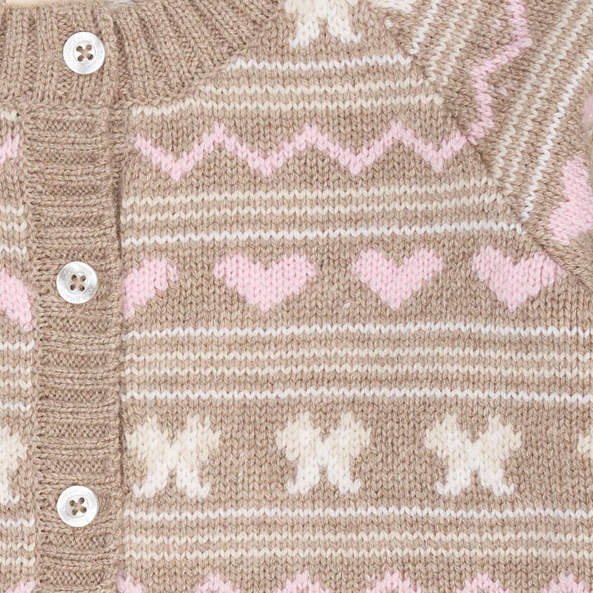 Het Copenhagen Colors cashmere vestje sand is een fijn gebreid vestje in beige met witte en roze accenten. De knoopjes aan de voorkant maken het makkelijk om aan te trekken. VanZus