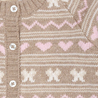 Het Copenhagen Colors cashmere vestje sand is een fijn gebreid vestje in beige met witte en roze accenten. De knoopjes aan de voorkant maken het makkelijk om aan te trekken. VanZus