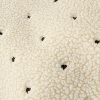 Hoe schattig is de nalo baby jas in de kleur turtledove hearts van het Nederlandse merk Lil' Atelier? Het jasje is te dragen in alle seizoenen, als tussenjas, vestje of zomerjasje. En door de print met hartjes is de jas echt een blikvanger. VanZus