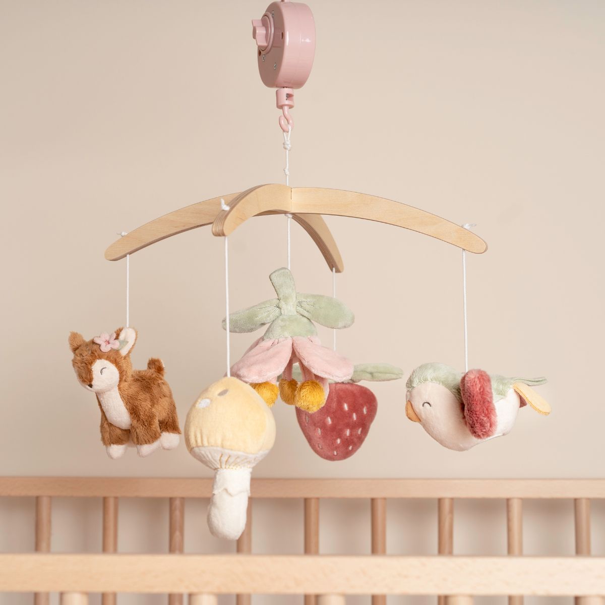 De houten muziekmobiel uit de fairy garden-collectie van Little Dutch voegt magie en rust toe aan de kinderkamer. Met schattige elementen en een rustgevend deuntje is het perfect voor een kalme slaapomgeving. VanZus