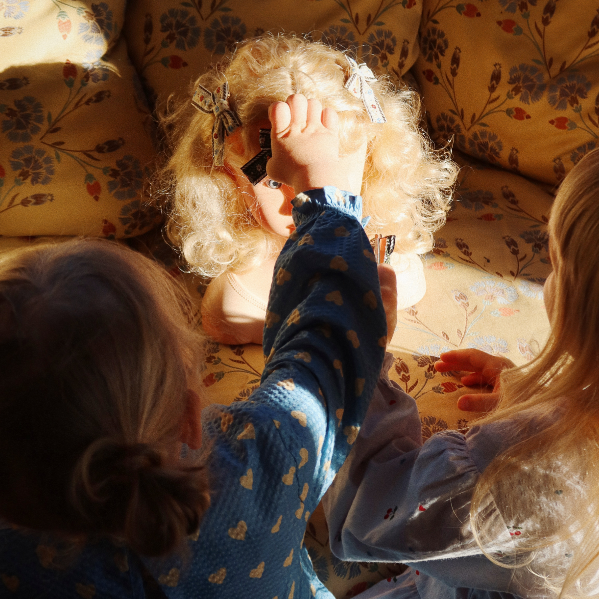 Is jouw kindje gek op harenvlechten en kapsels maken in haar haar of dat van jou? Dan is deze mimi haarsalon pop multi van Konges Slojd perfect voor jouw kindje. VanZus