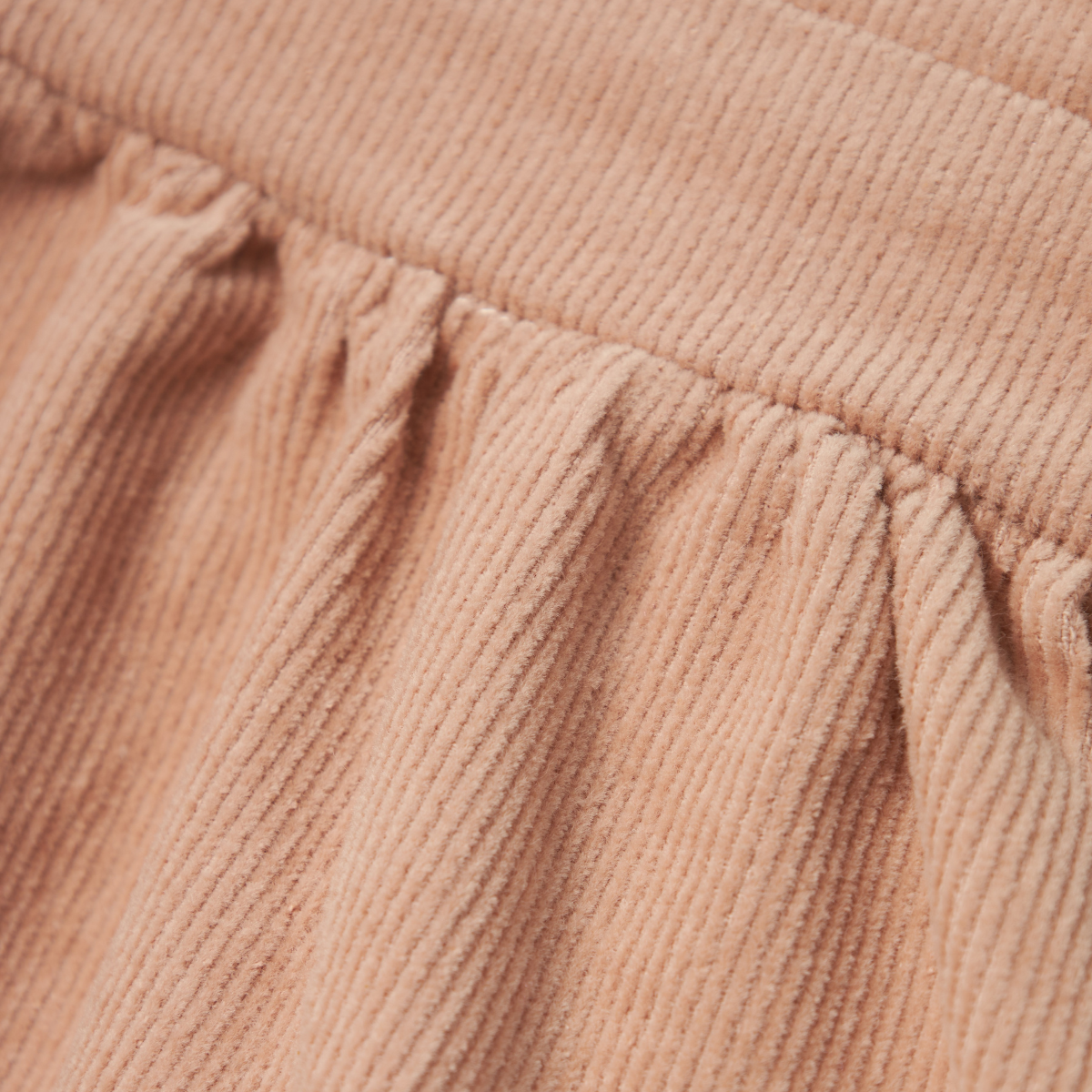 Geef de garderobe van je kleintje een upgrade met deze geweldige revelle corduroy overalljurk in de kleur rugby tan van het merk Lil' Atelier. Dit schattige jurkje is perfect voor elk hartendiefje. VanZus