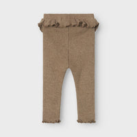 Hoe schattig is deze baby sophia sia slim legging in de kleur shitake van het lieve merk Lil' Atelier?! Deze schattige legging is perfect voor je kleine spruit en wil je het liefst elke dag aandoen bij je kleintje, zo leuk is hij! VanZus