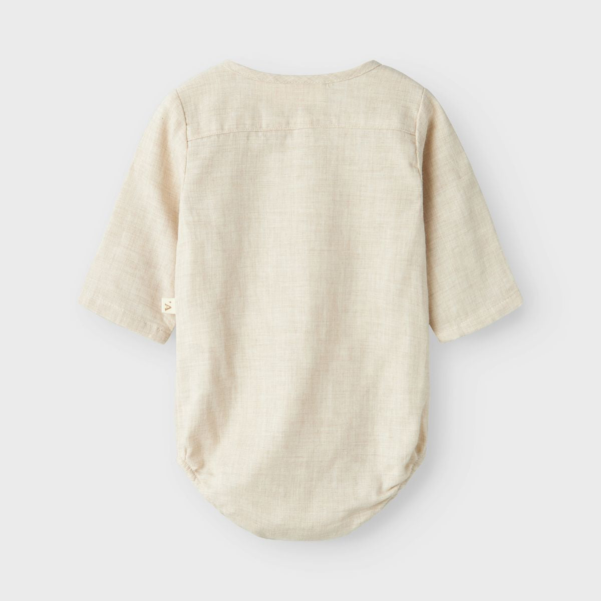 De tarou overhemd romper in de kleur turtledove van het merk Lil' Atelier is de perfecte keuze voor jouw baby voor speciale gelegenheden. VanZus