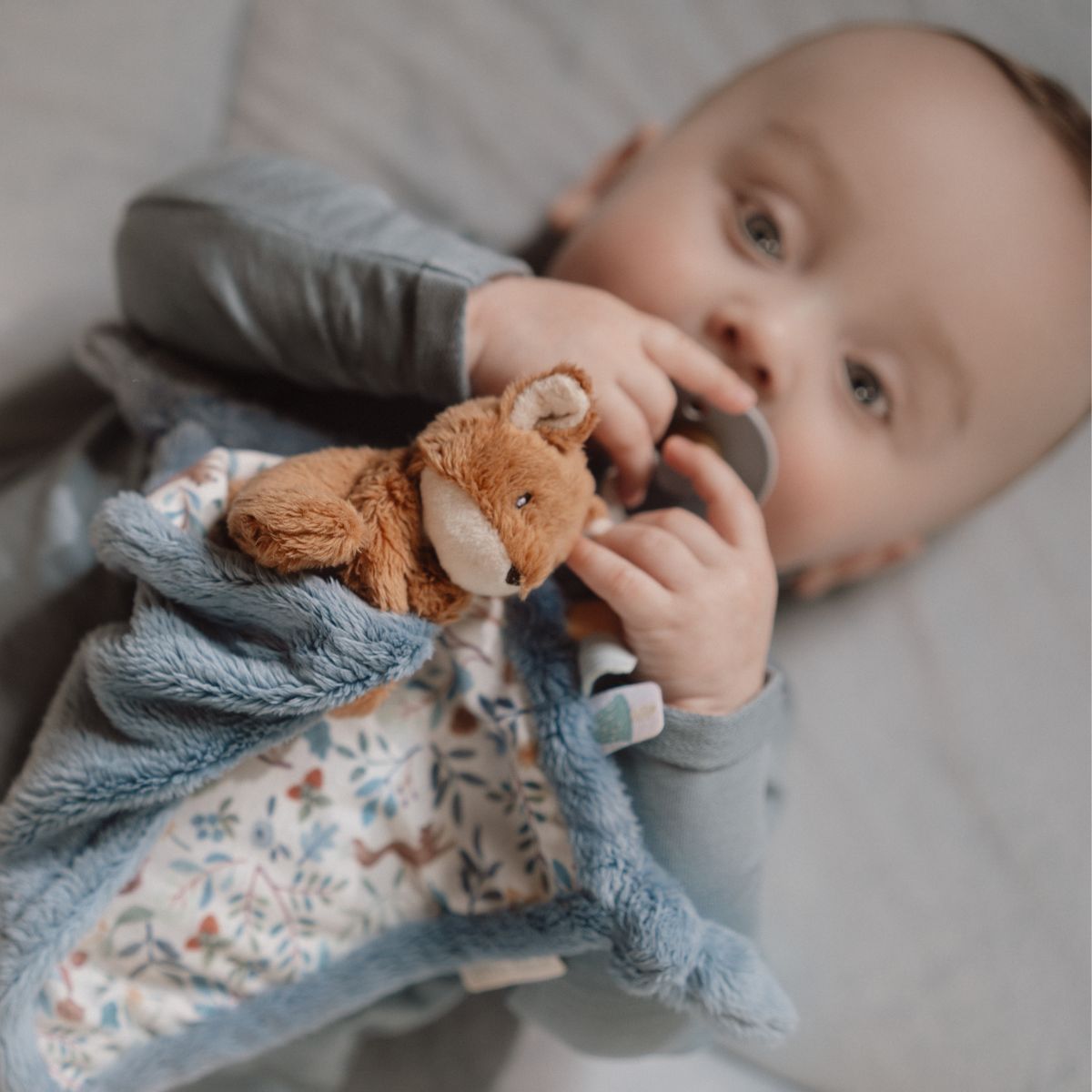 Het knuffeldoekje print vos uit de lijn forest friends van Little Dutch is praktisch en leuk:  een zacht knuffelbaar vosje en een lusje om de speen aan vast te maken. Ideaal voor thuis en onderweg. VanZus