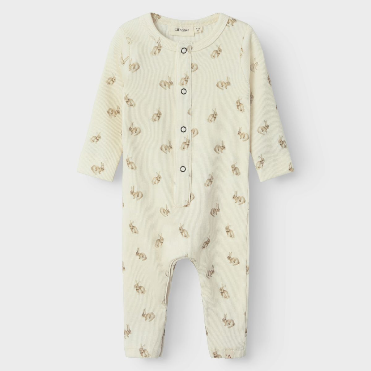 Hoe enorm schattig is deze lavo emo longsleeve slim onesie in de kleur turtledove rabbit van het lieve merk Lil' Atelier?! Dit schattige rompertje is heerlijk comfortabel voor je kleintje en wil je het liefst elke dag aandoen bij je kleintje, zo leuk is hij! VanZus