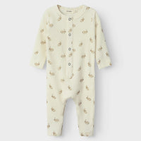 Hoe enorm schattig is deze lavo emo longsleeve slim onesie in de kleur turtledove rabbit van het lieve merk Lil' Atelier?! Dit schattige rompertje is heerlijk comfortabel voor je kleintje en wil je het liefst elke dag aandoen bij je kleintje, zo leuk is hij! VanZus