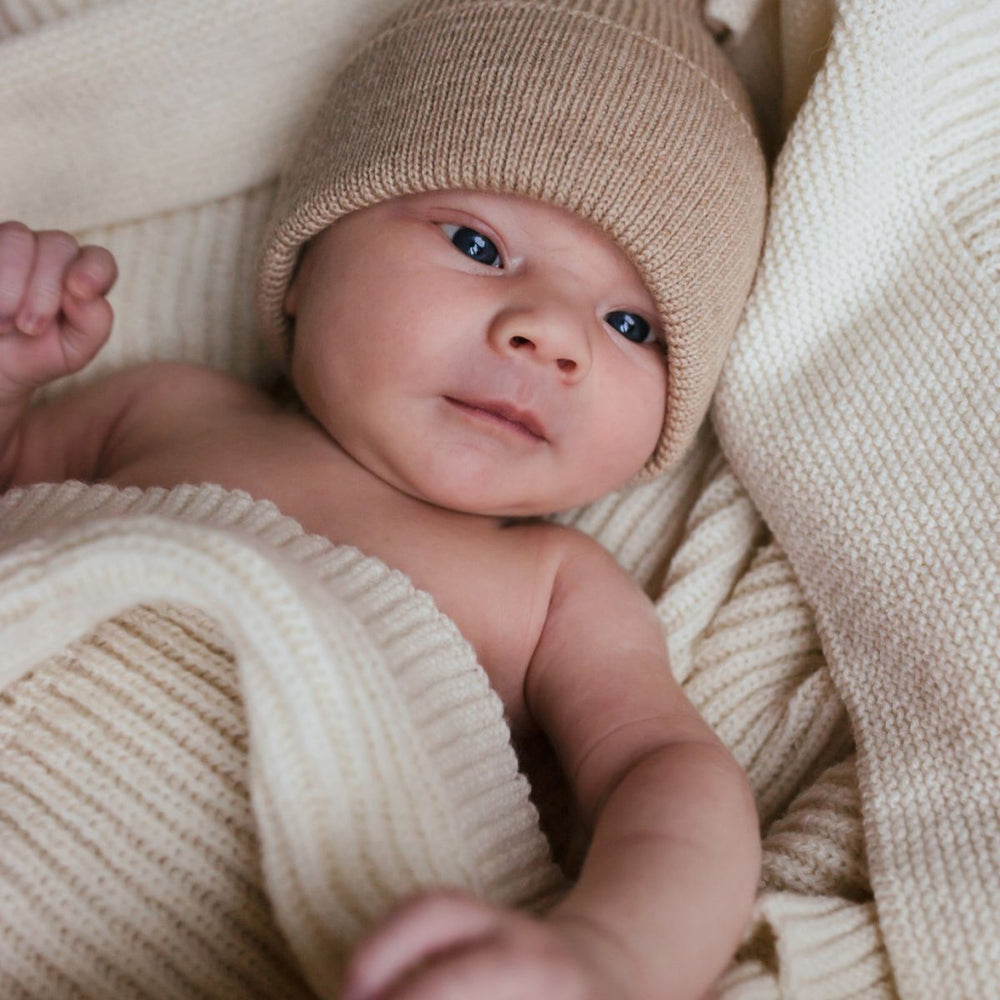 Onmisbaar in de kast van jouw pasgeboren baby: newborn muts fonzie in sand van Hvid. Gemaakt van merinowol, heerlijk zacht en warm. Met een mooie pasvorm. In verschillende hippe kleuren. VanZus