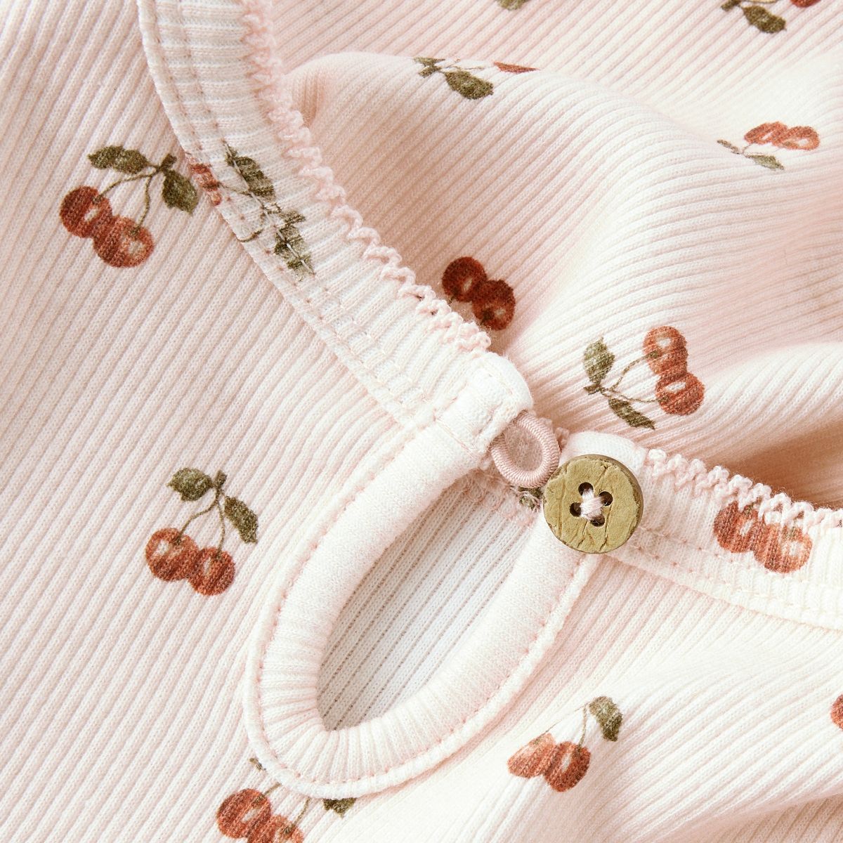 De Lil' Atelier lavo ena romperjurk in silver peony cherry is een prachtige jurk die de garderobe van je kind een stijlvolle upgrade geeft. VanZus