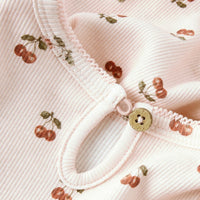 De Lil' Atelier lavo ena romperjurk in silver peony cherry is een prachtige jurk die de garderobe van je kind een stijlvolle upgrade geeft. VanZus