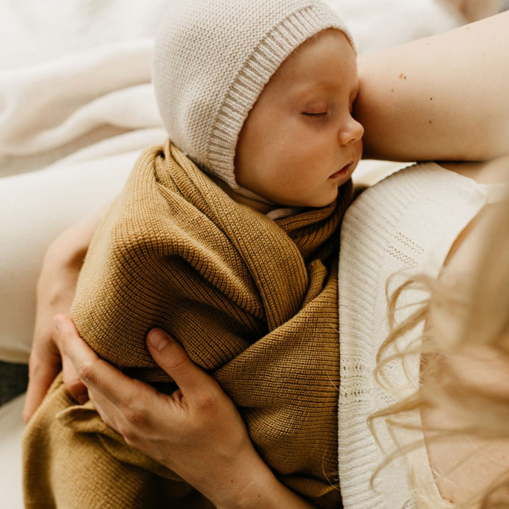 Deken felix van Hvid, in ochre, biedt warmte en comfort voor je baby met zacht merino lamswol. Ribgebreid, zacht en warm. Een stijlvolle deken. In diverse kleuren. VanZus