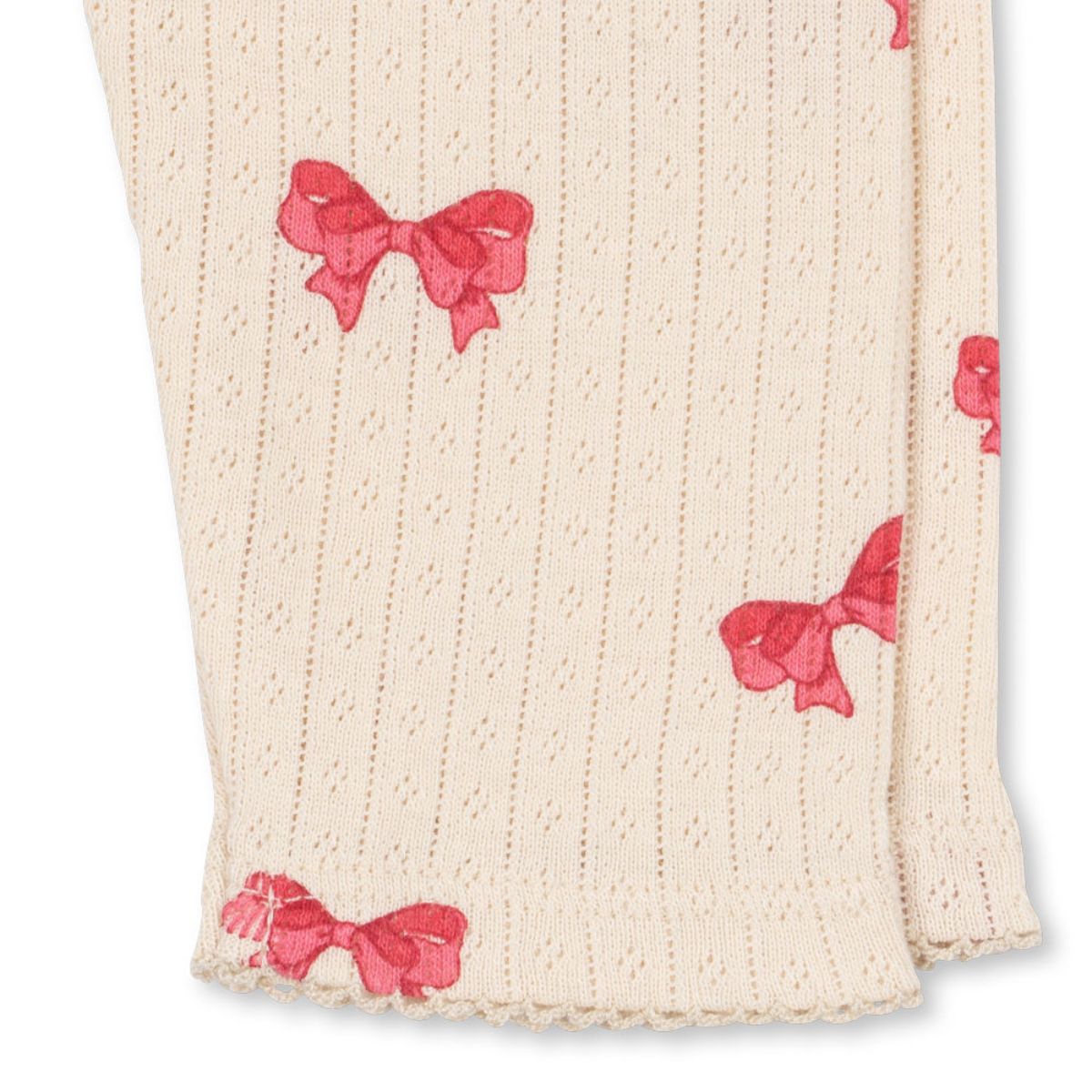 De Konges Slojd minnie broek rosia bow is een schattige en comfortabele broek voor je kleintje. Gemaakt van 100% biologisch katoen, is deze roze broek perfect voor de tere babyhuid. Met een print van roze strikjes en een schattig pointelle design, is deze broek een echte eyecatcher! VanZus
