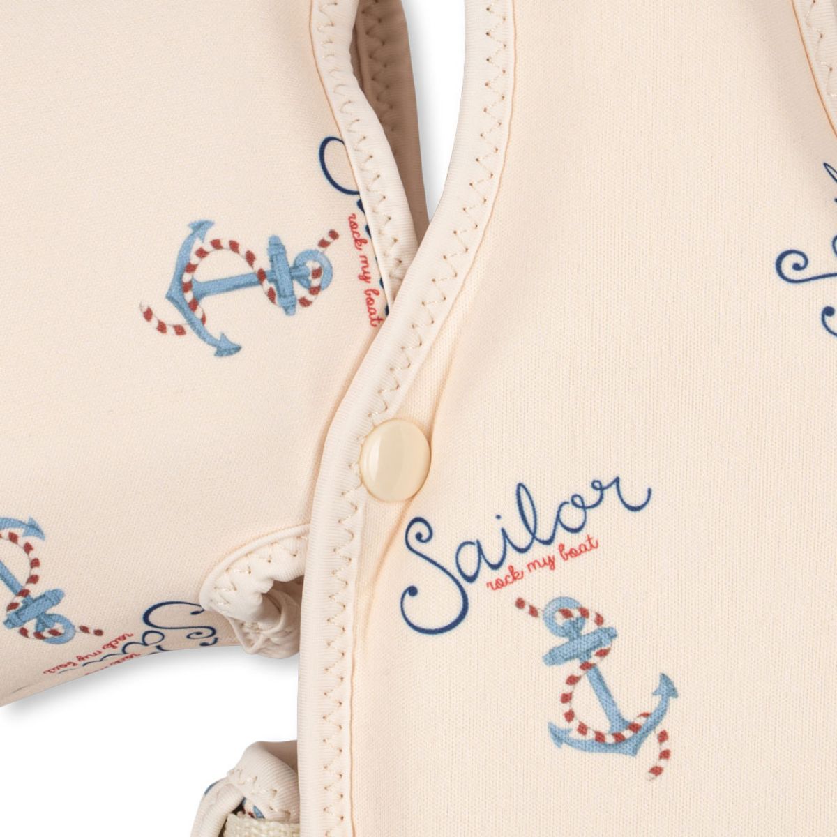 Het hollis zwemvest met bandjes in de variant rock my boat van het Deense merk Konges Slojd is een prachtig en veilig zwemvest voor kinderen van 1 tot 6 jaar. Dit zwemvestje in een mooie zandkleur en een leuke nautische print biedt optimale ondersteuning en comfort tijdens het zwemmen. VanZus