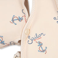 Het hollis zwemvest met bandjes in de variant rock my boat van het Deense merk Konges Slojd is een prachtig en veilig zwemvest voor kinderen van 1 tot 6 jaar. Dit zwemvestje in een mooie zandkleur en een leuke nautische print biedt optimale ondersteuning en comfort tijdens het zwemmen. VanZus