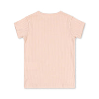 Ben je op zoek naar een mooi shirtje voor je kind? Dan is dit schattige Konges Slojd minnie t-shirt in de variant cameo rose een must have voor in de kledingkast van je lieveling. Dit shirt zit namelijk niet alleen super comfortabel, maar ziet er ook leuk uit! VanZus