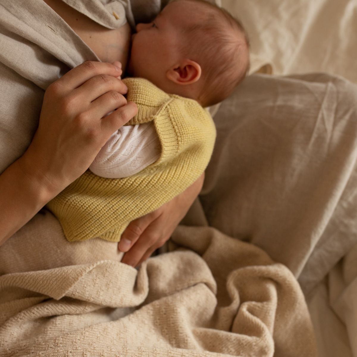 Deken dora van Hvid, in cream, biedt warmte en comfort voor je baby met zacht merino lamswol. Ribgebreid, zacht en warm. Een stijlvolle deken. In diverse kleuren. VanZus