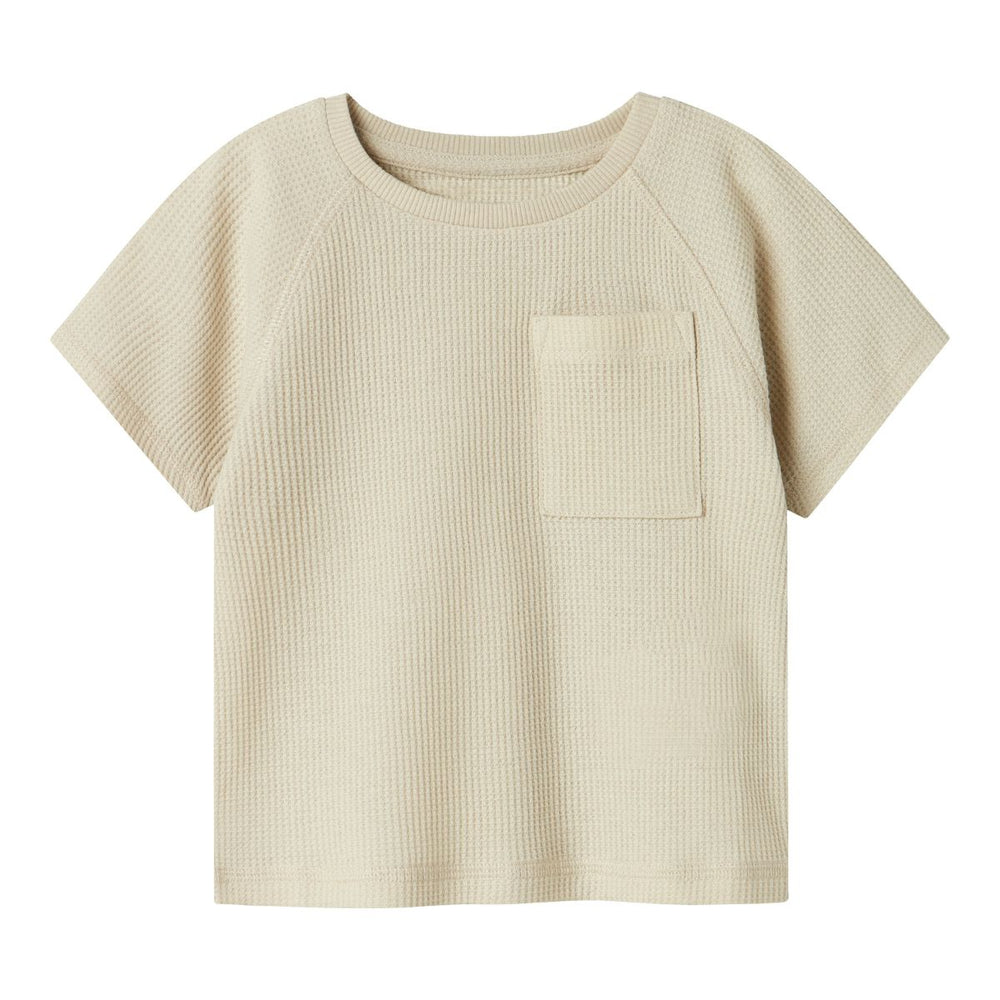 Dit lieve shirt is de ideale basis voor comfortabele en schattige outfits. Het jago shirt in de kleur peyote van het merk Name It is gemaakt van 100% organisch katoen en voelt dan ook lekker zacht aan. VanZus