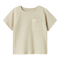 Dit lieve shirt is de ideale basis voor comfortabele en schattige outfits. Het jago shirt in de kleur peyote van het merk Name It is gemaakt van 100% organisch katoen en voelt dan ook lekker zacht aan. VanZus