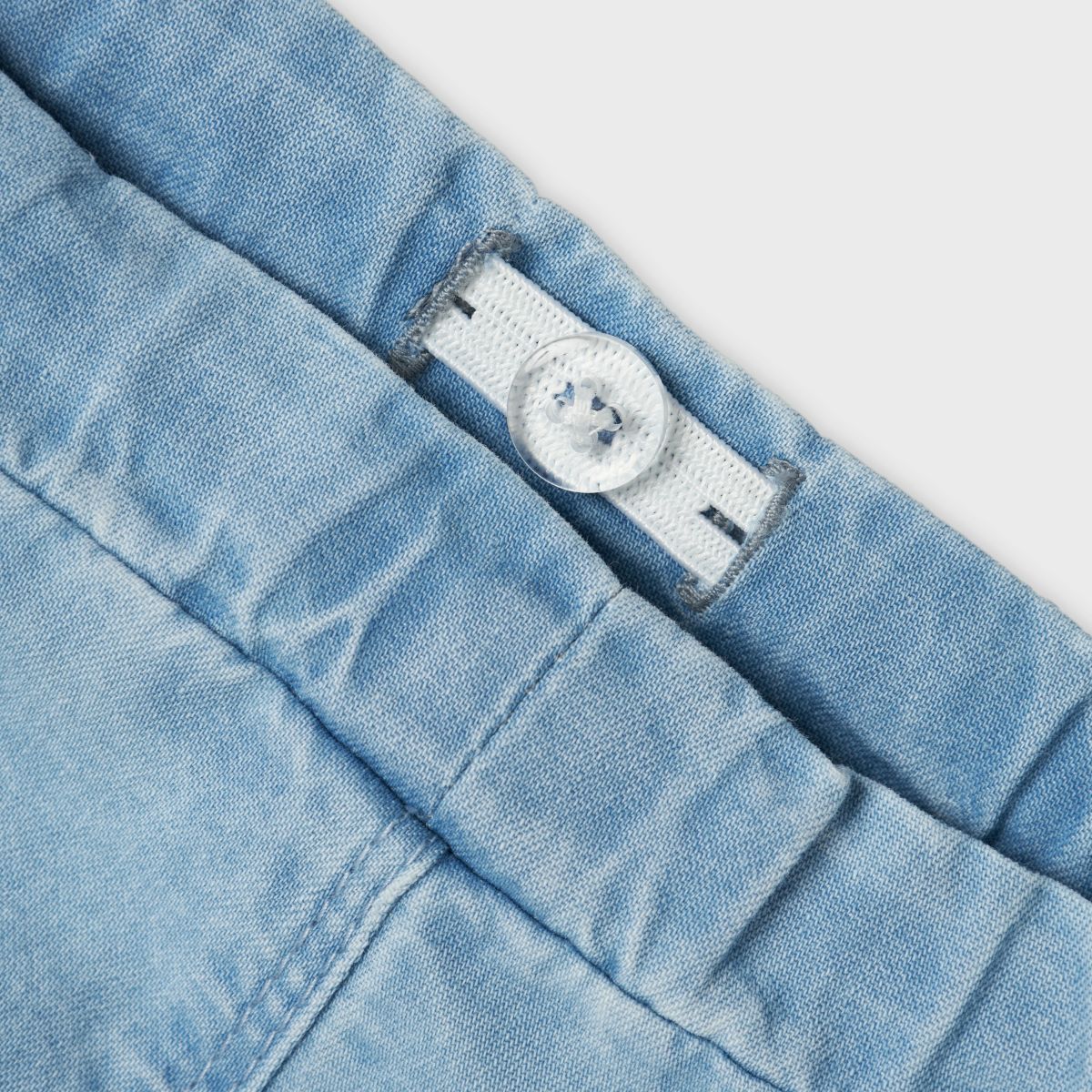 Je kleintje is helemaal klaar voor de zomer met dit baby rose denim short in de kleur light blue denim van het merk Name It. Deze short is gemaakt van een soepele stof en biedt je kindje dan ook genoeg bewegingsvrijheid. VanZus