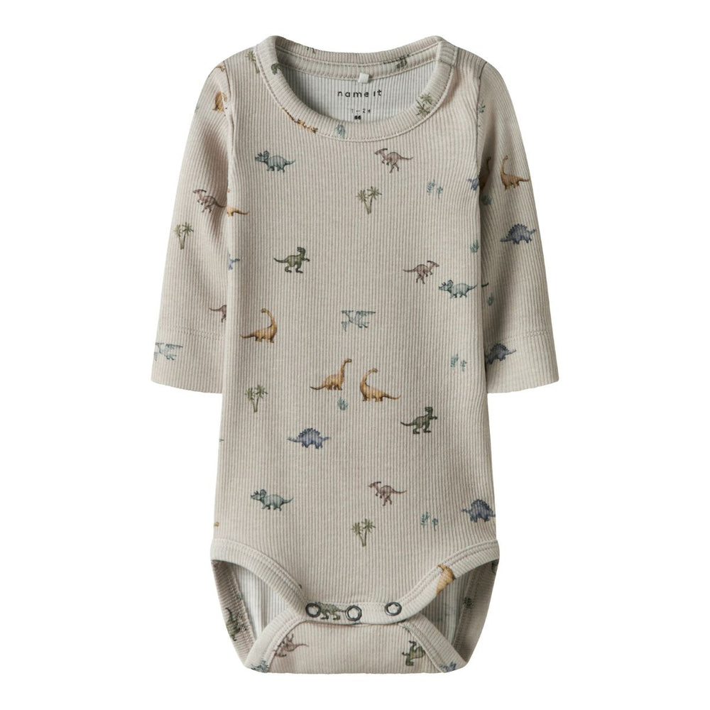 Creëer schattige en comfortabele outfits voor je kleintje met dit faurus xslim rompertje in de kleur nacreous cloud van het merk Name It. Deze mooie romper is gemaakt van onder andere biologisch katoen en elastaan, en heeft een extra slim fit. VanZus
