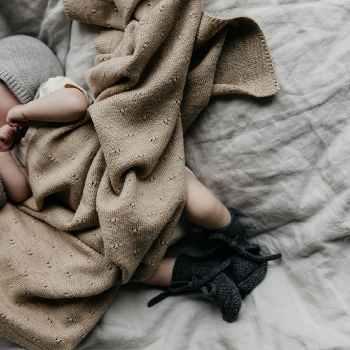 Deken bibi van Hvid, in sand, biedt warmte en comfort voor je baby met zacht merino lamswol. Ribgebreid, zacht en warm. Een klassieke ajourdeken. In diverse kleuren. VanZus