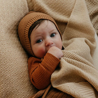 Deken dora van Hvid, in oat, biedt warmte en comfort voor je baby met zacht merino lamswol. Ribgebreid, zacht en warm. Een stijlvolle deken. In diverse kleuren. VanZus