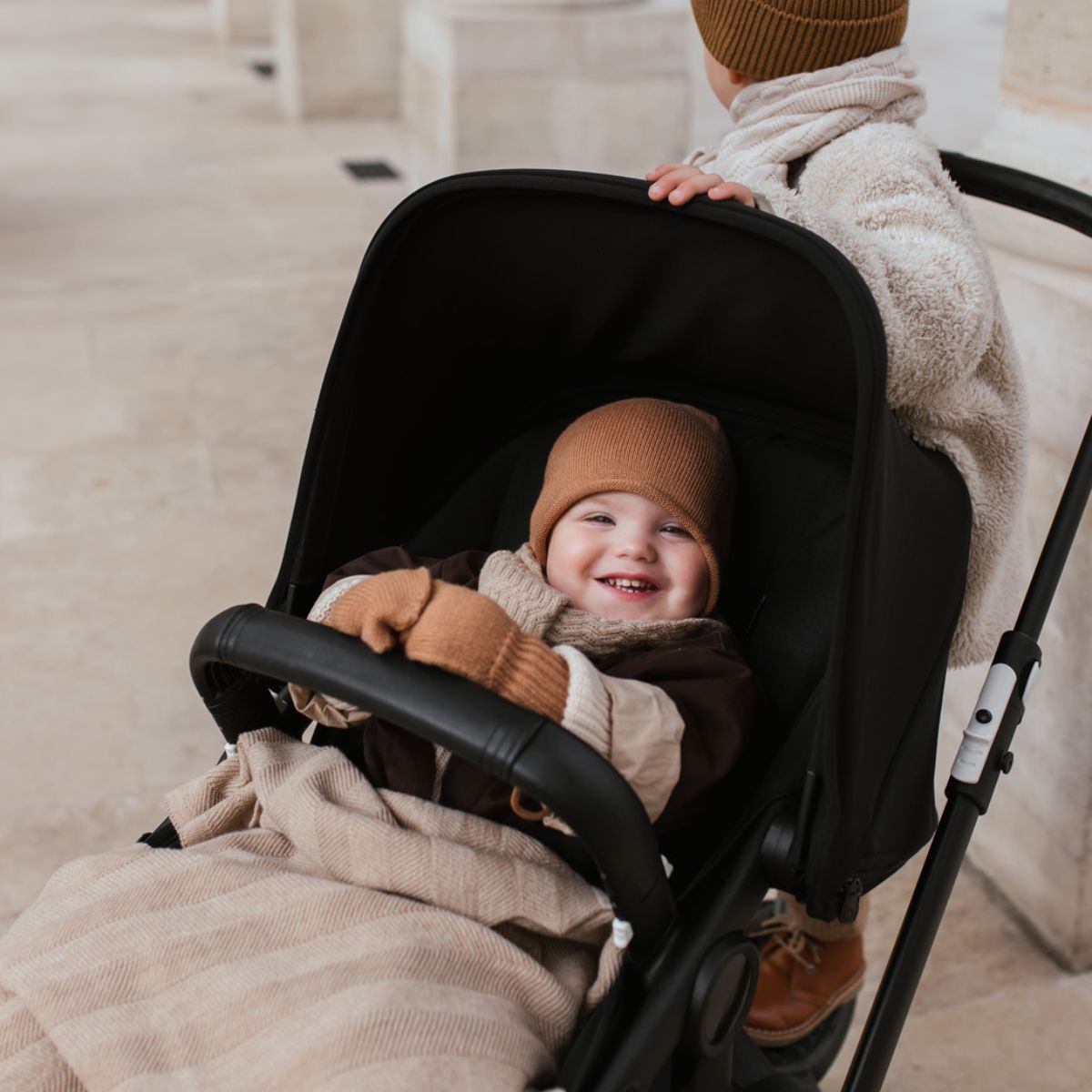 Deken freddie van Hvid, in sand, biedt warmte en comfort voor je baby met zacht merino lamswol. Ribgebreid, zacht, zwaar en warm. Met mooi stijlvol patroon. In diverse kleuren. VanZus