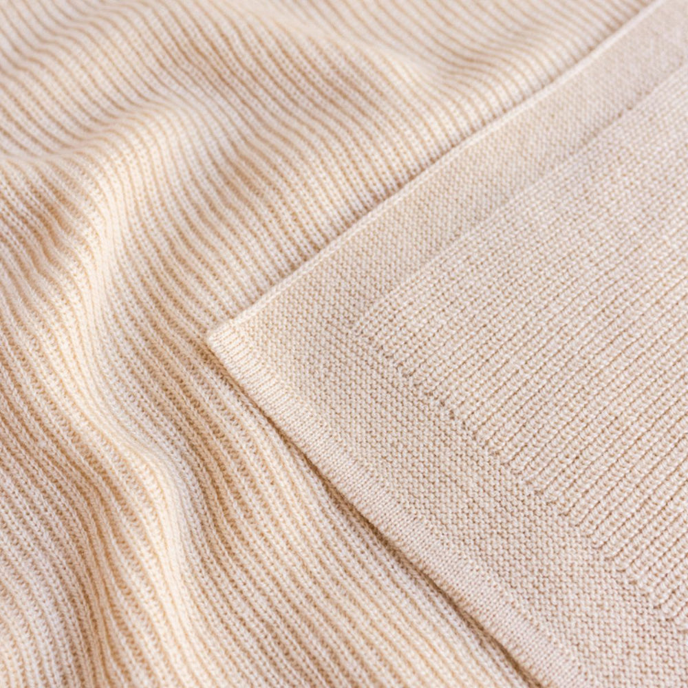 Deken felix van Hvid, in oat , biedt warmte en comfort voor je baby met zacht merino lamswol. Ribgebreid, zacht en warm. Een stijlvolle deken. In diverse kleuren. VanZus