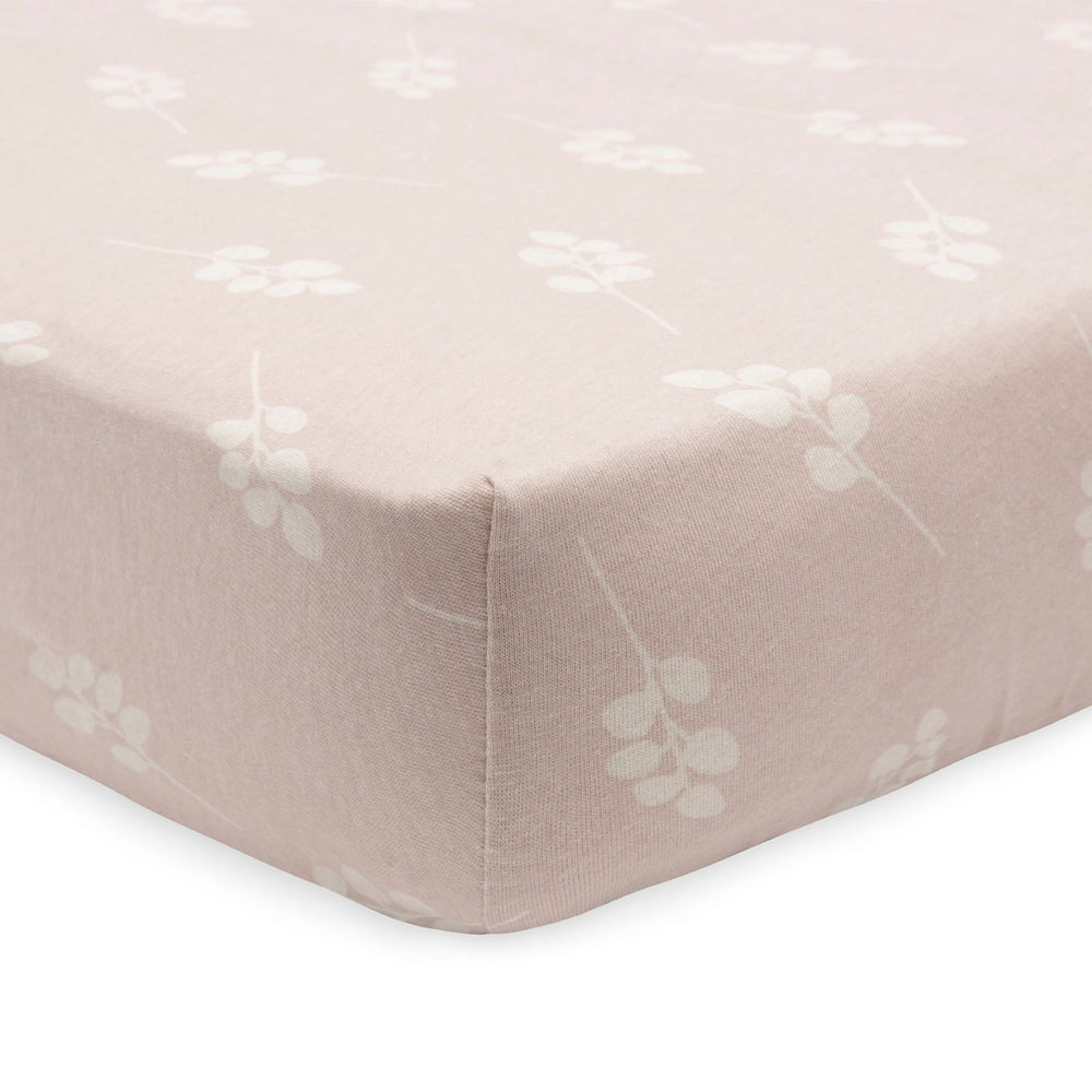 Bescherm het matrasje met het stijlvolle hoeslaken jersey twig wild rose van Jollein. Het hoeslaken biedt veiligheid en comfort voor jouw kindje. Combineer met het items uit dezelfde collectie. In 3 maten. VanZus