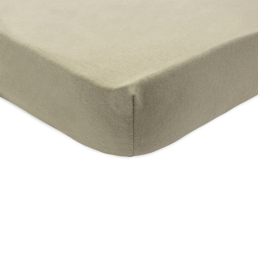 Bescherm het matrasje met het stijlvolle hoeslaken jersey olive green van Jollein. Het hoeslaken biedt veiligheid en comfort voor jouw kindje. Combineer met het items uit dezelfde collectie. In 3 maten. VanZus