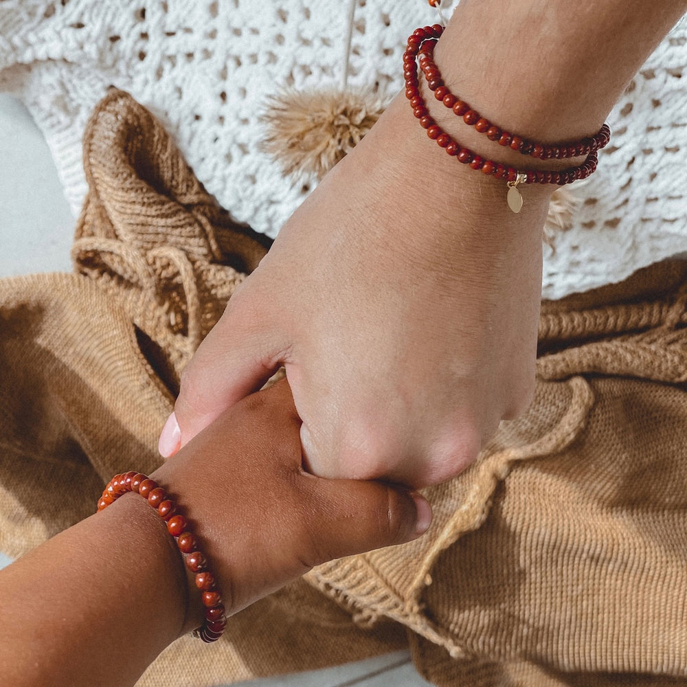 Hoe lief is dit? De me and mom armbanden set in de variant red jasper kan je deze met je kleintje! In deze lieve set zitten twee armbandjes. Met 24-karaats vergulde koperen onderdelen zijn het unieke armbanden, een symbool van jullie onvoorwaardelijke liefde en bijzondere band. VanZus