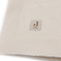 De cosy knit deken in ivory van het merk Jollein is een luxe, gebreide deken van 100% katoen. Perfect voor de wieg (75x100 cm) en biedt warmte en stijl in de babykamer. Ook in andere kleuren. VanZus