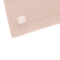 Deze zachte basic knit ledikantdeken van Jollein in de variant wild rose is perfect als dekentje of wikkeldeken. Combineer de deken met een laken: stijlvol en praktisch. VanZus