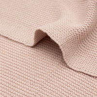 Deze zachte basic knit ledikantdeken van Jollein in de variant wild rose is perfect als dekentje of wikkeldeken. Combineer de deken met een laken: stijlvol en praktisch. VanZus
