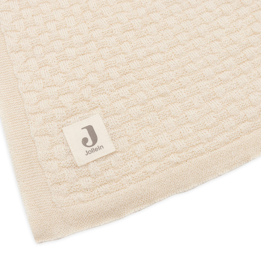 Deze zachte weave knit merinowol ledikantdeken van Jollein in de variant oatmeal is perfect als dekentje of wikkeldeken. Combineer de deken met een laken: stijlvol en praktisch. VanZus
