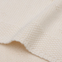 De cosy knit deken in ivory van het merk Jollein is een luxe, gebreide deken van 100% katoen. Perfect voor de wieg (75x100 cm) en biedt warmte en stijl in de babykamer. Ook in andere kleuren. VanZus