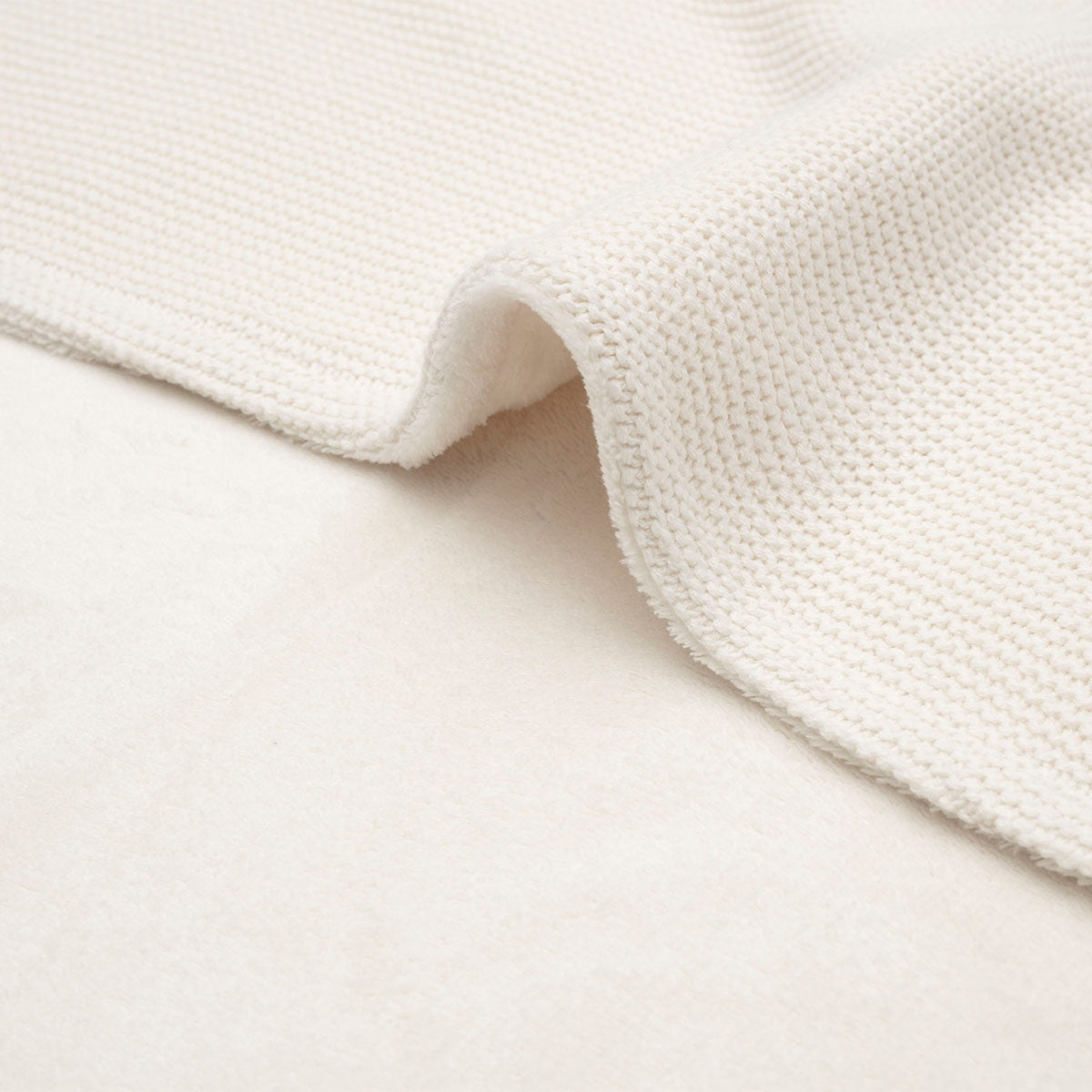 Houd je kindje warm met het hippe wiegdeken basic knit ivory/coral fleece van Jollein. Voorzien van een gebreid motief en gemaakt van het allerzachtste katoen. Ook geschikt voor onderweg in de maxi cosi. VanZus