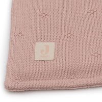 De cosy knit deken in rose/velvet van het merk Jollein is een luxe, gebreide deken van 100% katoen. Perfect voor de wieg (75x100 cm) en biedt warmte en stijl in de babykamer. Ook in andere kleuren. VanZus