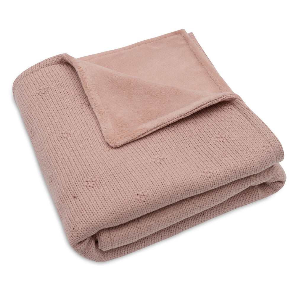 De cosy knit deken in rose/velvet van het merk Jollein is een luxe, gebreide deken van 100% katoen. Perfect voor de wieg (75x100 cm) en biedt warmte en stijl in de babykamer. Ook in andere kleuren. VanZus