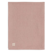 De cosy knit deken in rose/velvet van het merk Jollein is een luxe, gebreide deken van 100% katoen. Perfect voor de wieg (75x100 cm) en biedt warmte en stijl in de babykamer. Ook in andere kleuren. VanZus