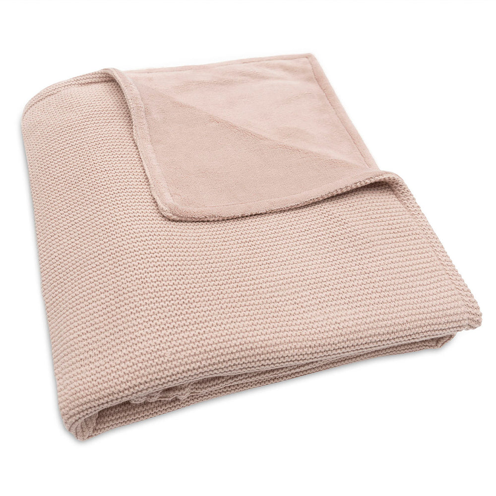 Deze zachte basic knit ledikantdeken van Jollein in de variant wild rose fleece is perfect als dekentje of wikkeldeken. Combineer de deken met een laken: stijlvol en praktisch. VanZus